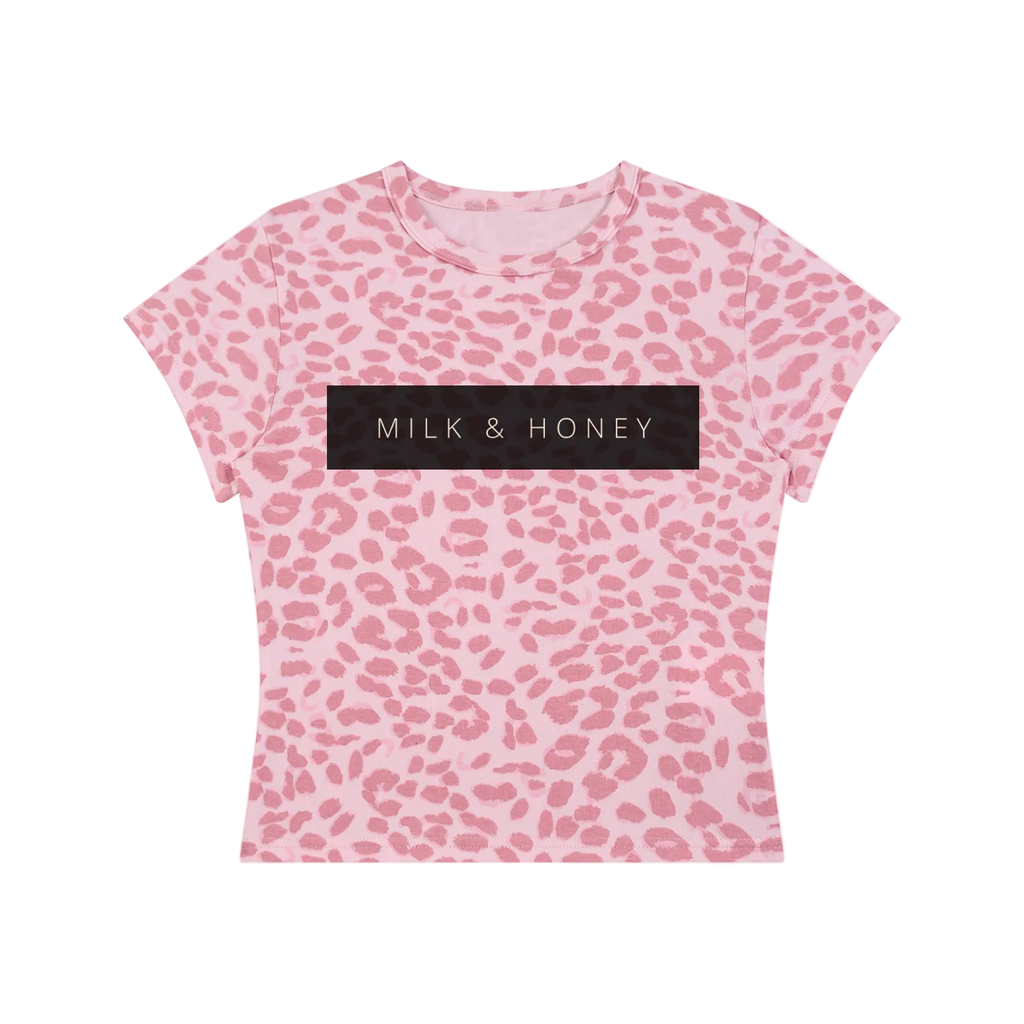 Pink leopard-print crop t-shirt with round neck, short sleeves and dark rectangular MILK & HONEY chest print
